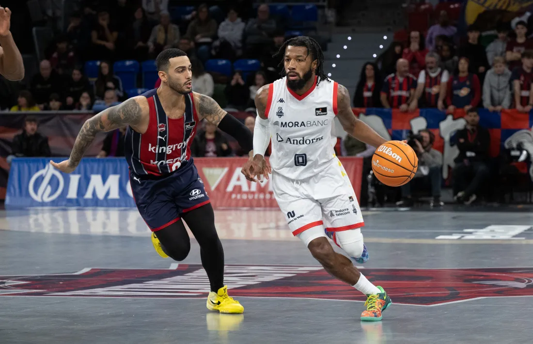 Shannon Evans II, que va anotar 22 punts i va repartir 4 assistències, defensat per Markus Howard.