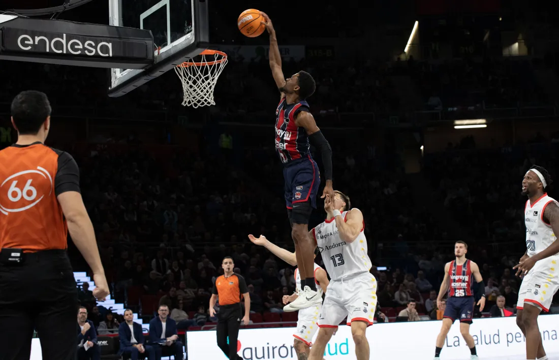 Kobi Simmons, un ex-NBA del Kosner Baskonia, fent una esmaixada.