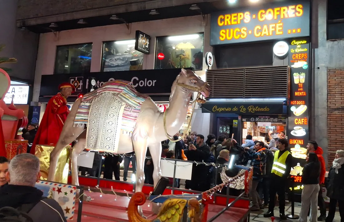 Els patges s'han aturat a saludar el 'creper'. A la dreta, amb l'armilla, el nou empleat.