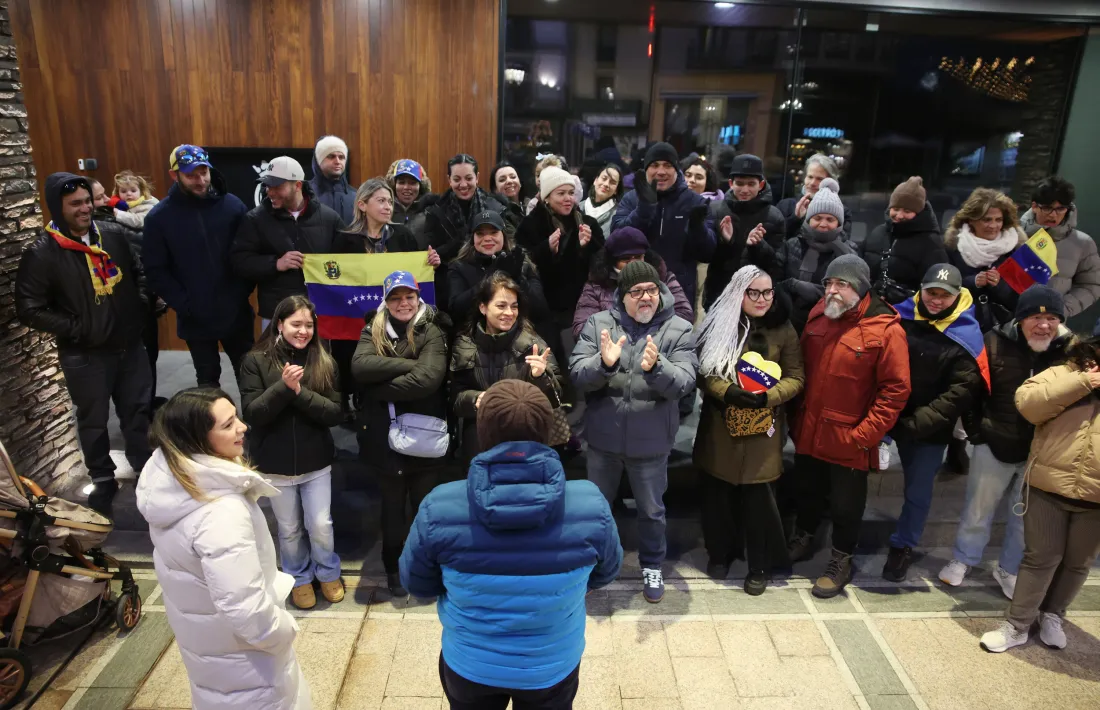 Els assistents al final de l’acte abans de cantar “Viva Venezuela, mi patria querida”.