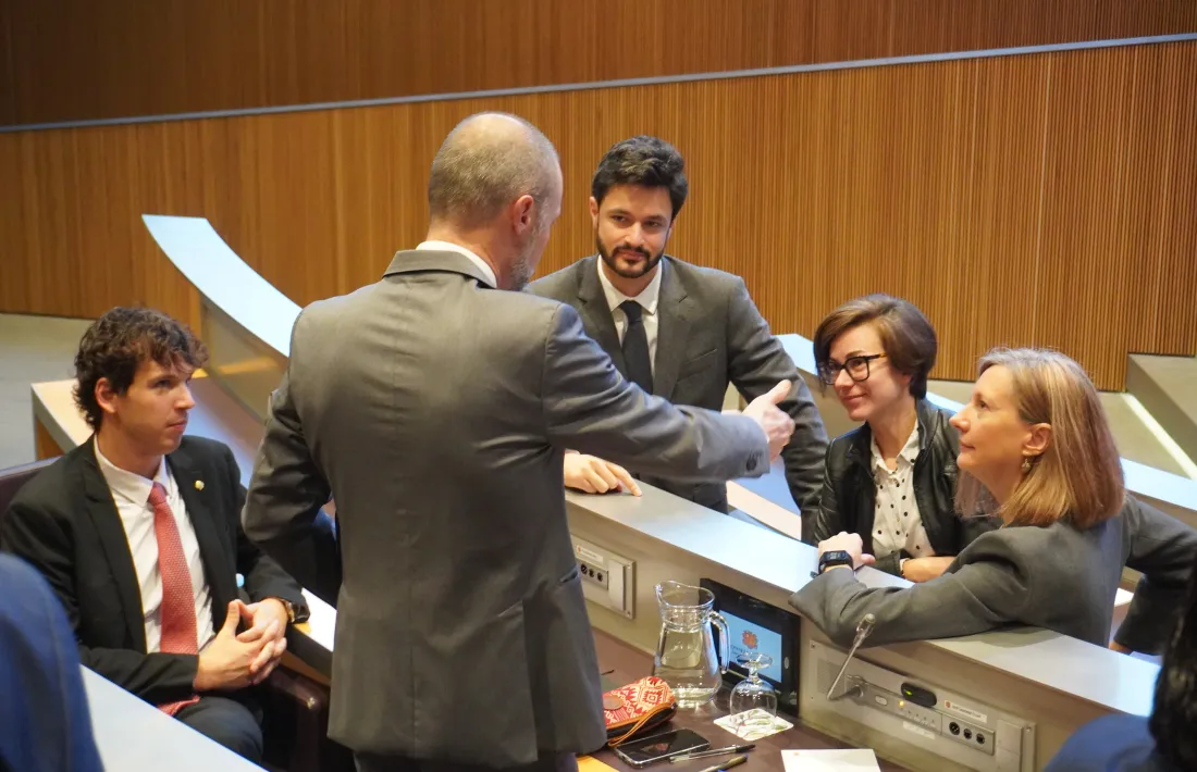 Els consellers generals de Concòrdia abans de l'inici d'una sessió al Consell General.