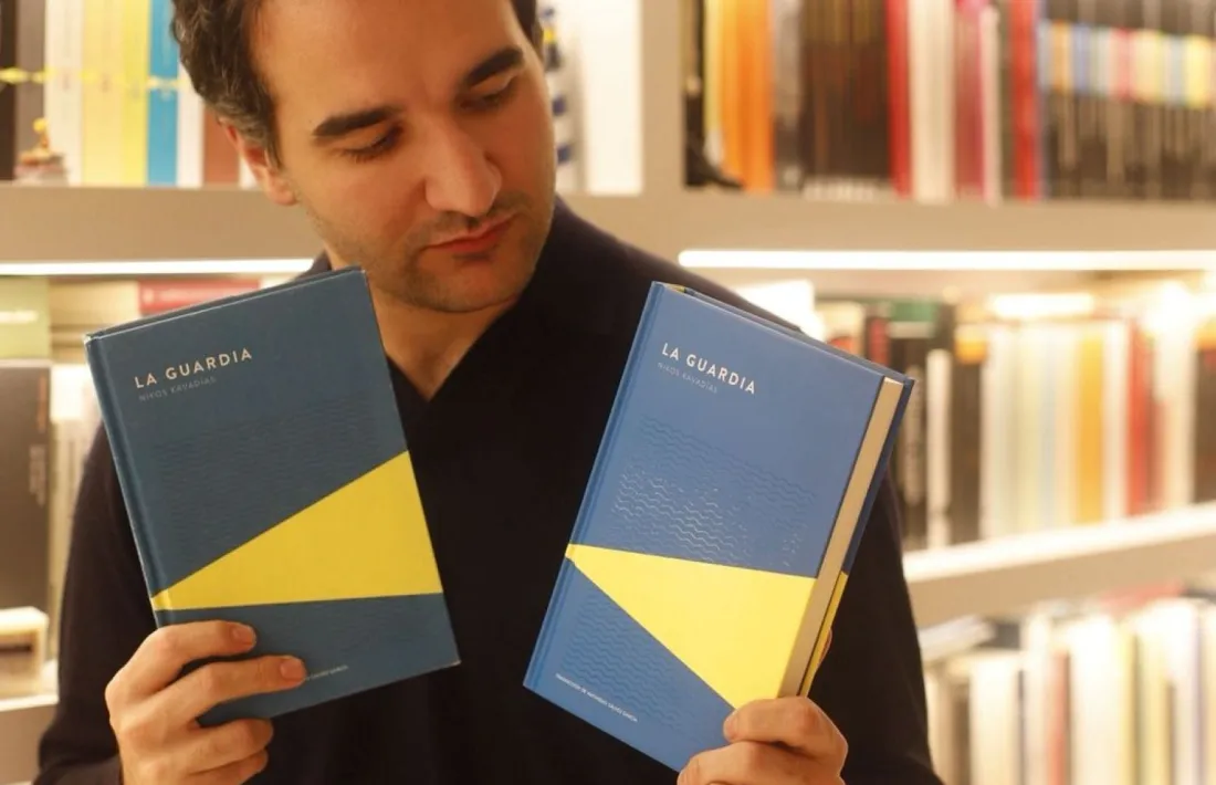 L'editor Jan Arimany sosté amb la mà dreta un exemplar del número 1 de Trotalibros, 'La guardia', i observa l'edició especial de la novel·la amb què arrenca aquest 2026. 