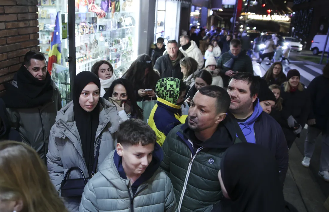 Fer cua al carrer amb unes temperatures gèlides? Sarna amb gust...
