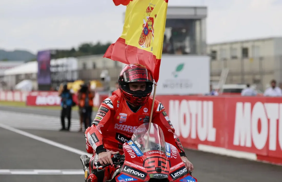 Marc Márquez, pilot de Ducati, amb la bandera espanyola.