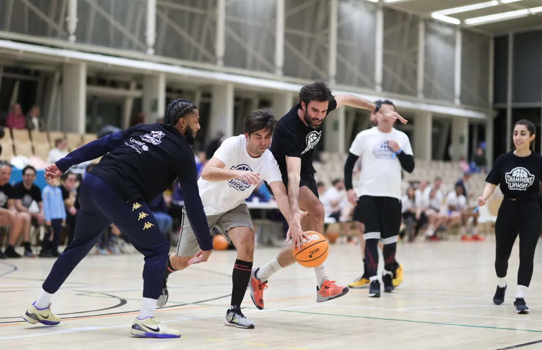 Shannon Evans II va participar en el partit de les autoritats.