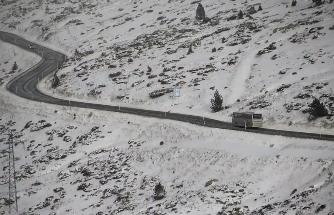 Les autoritats franceses consideren en aquest cas que les complicacions no vindran únicament per les nevades abundants sinó pel fort vent i manca de visibilitat.