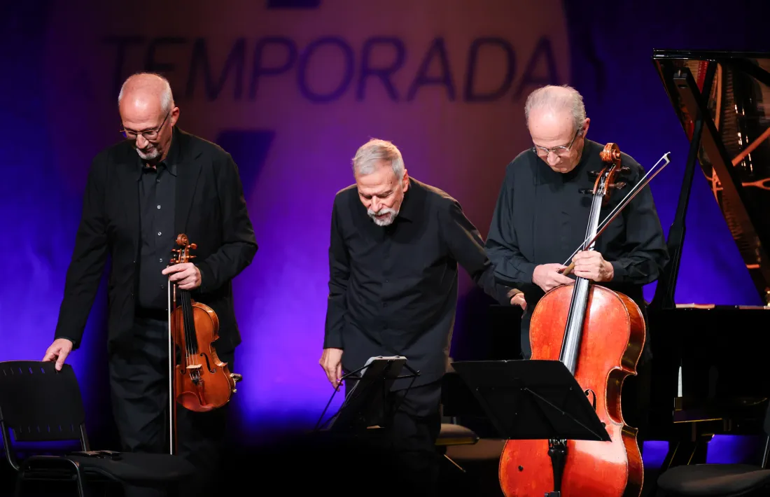 Gerard Claret, Josep Maria Colom i Lluís Claret saluden el públic en començar el concert.