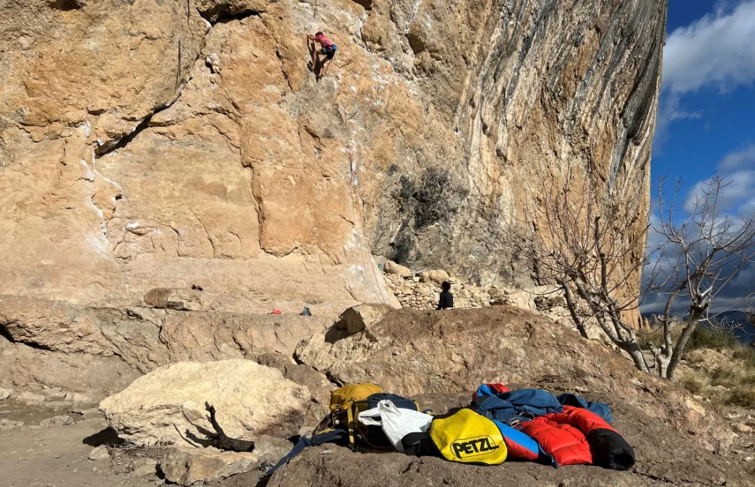     Escaladors al Roc del Rombau, on s'ha generat la incògnita de si es podrà continuar amb aquesta pràctica esportiva. 