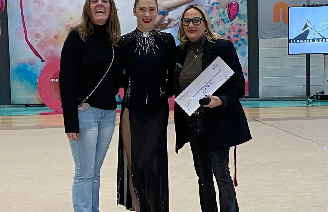 Moment de l'entrega del xec amb la recaptació.