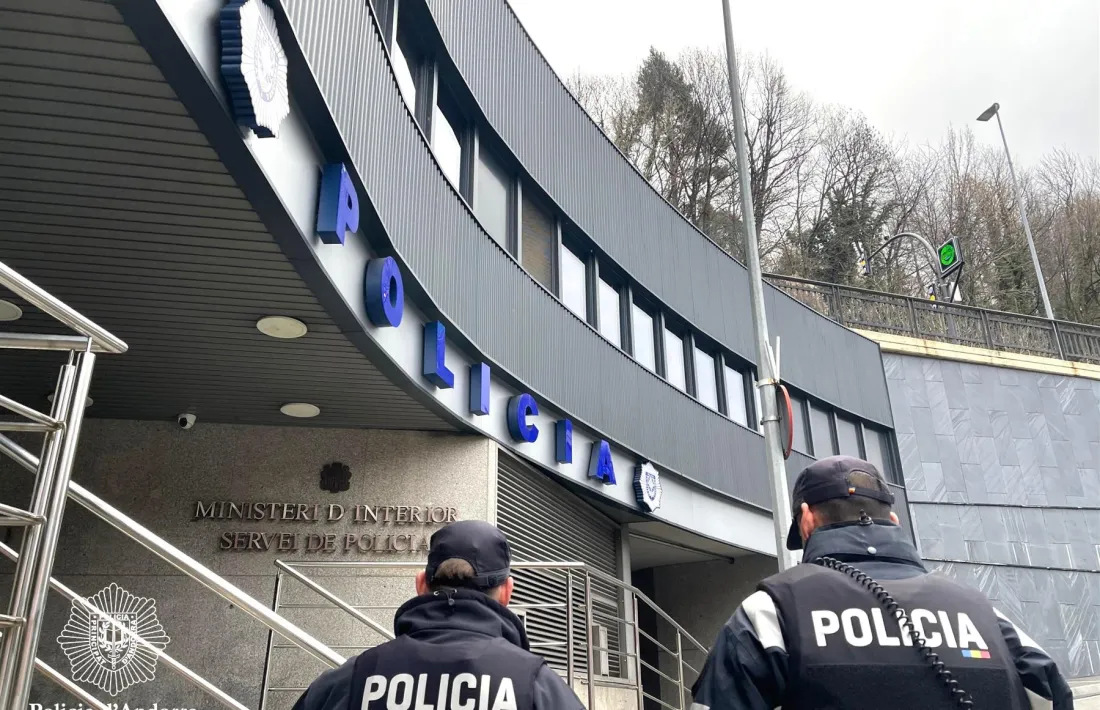 Dos agents arribant al despatx central de la policia.