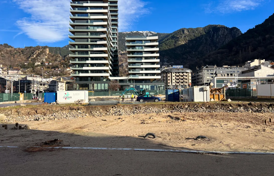 Un solar a punt de ser edificat davant d'una de les torres d'Escaldes-Engordany.