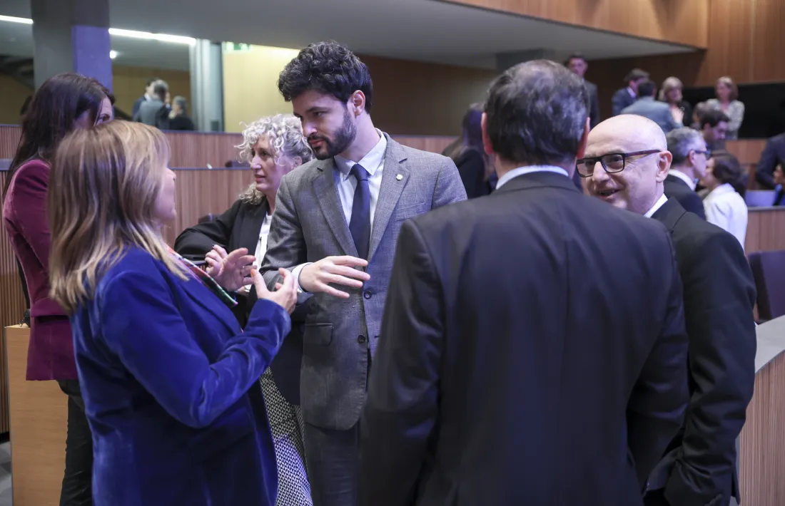 Escalé parlant amb Marsol a l’inici d’una sessió del Consell General.