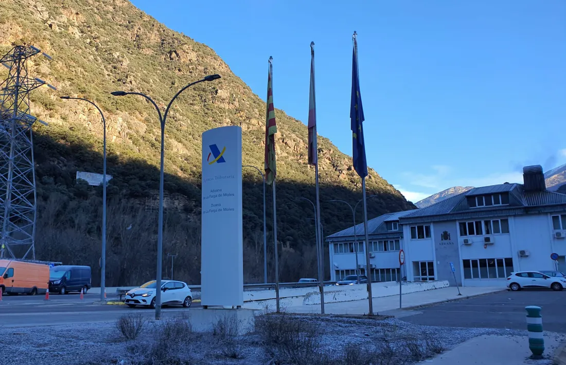 Cartell de l’Agència Tributària espanyola a la duana.