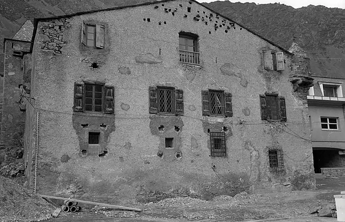 La reforma integral del 1962 va repicar l'arrebossat de la façana, va afegir la tronera del roc de la Vall i va obrir la primera filera de finestrons. Això, només a la façana.