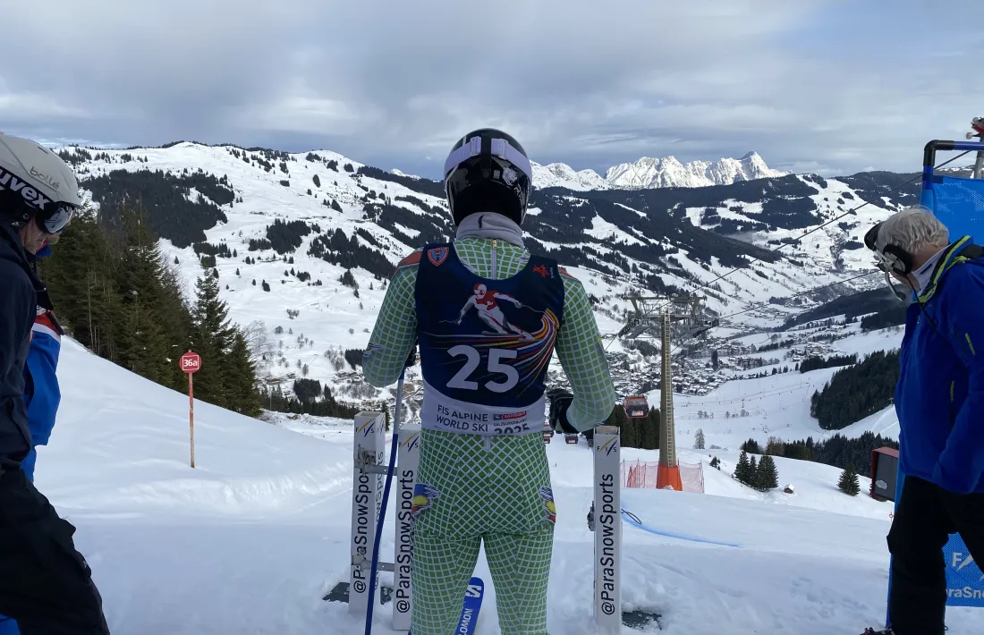 Roger Puig, d'esquenes a la imatge, a la Copa del Món de Saalbach.