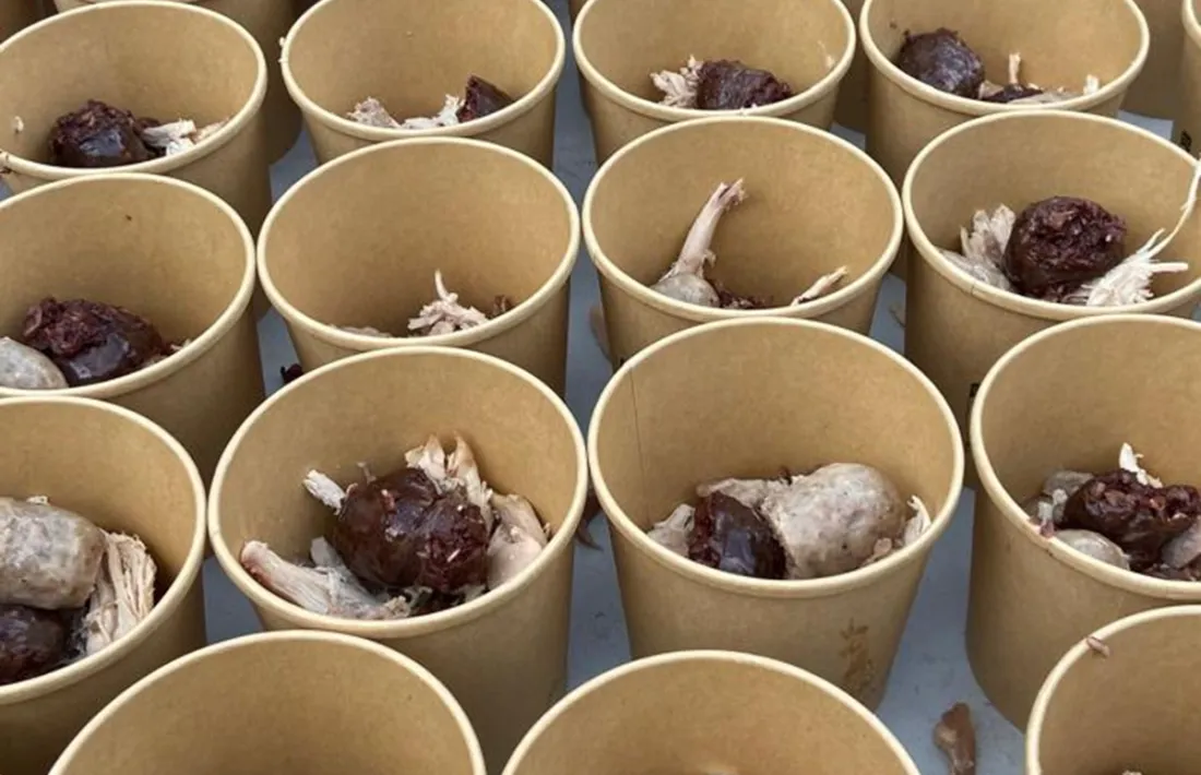 Recipients d'escudella a mig preparar.