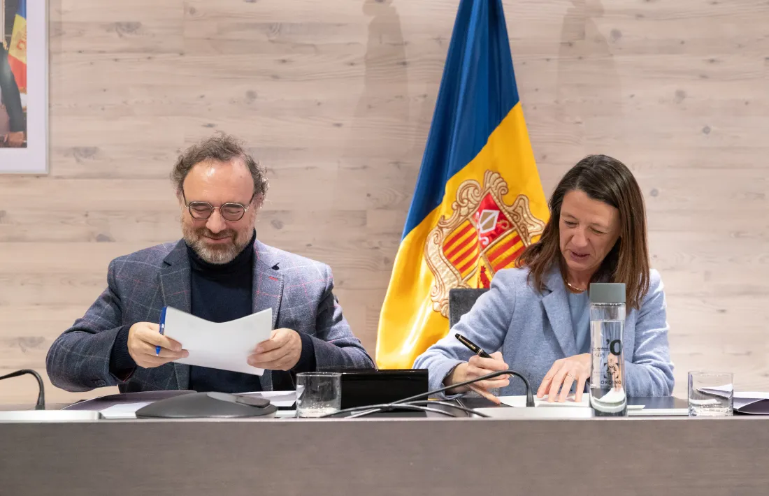 El rector de l'UdA, Juli Minoves, i la cònsol Major d'Ordino, Maria del Mar Coma, han signat avui el conveni.