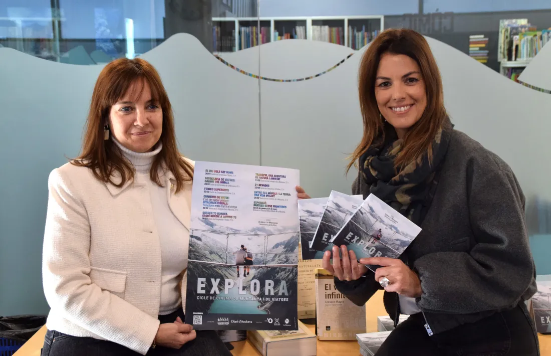 La consellera del Comú d’Ordino, Mònica Armengol, amb la consellera del Comú de la Massana, Mònica Solé, presentant el cicle de Cinema de Muntanya i Viatges.