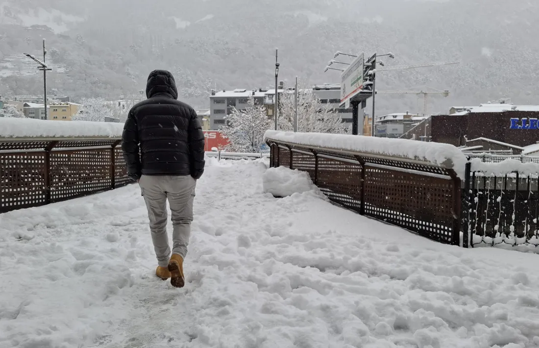 Un ciutadà camina pel carrer després de la darrera nevada a Andorra la Vella.