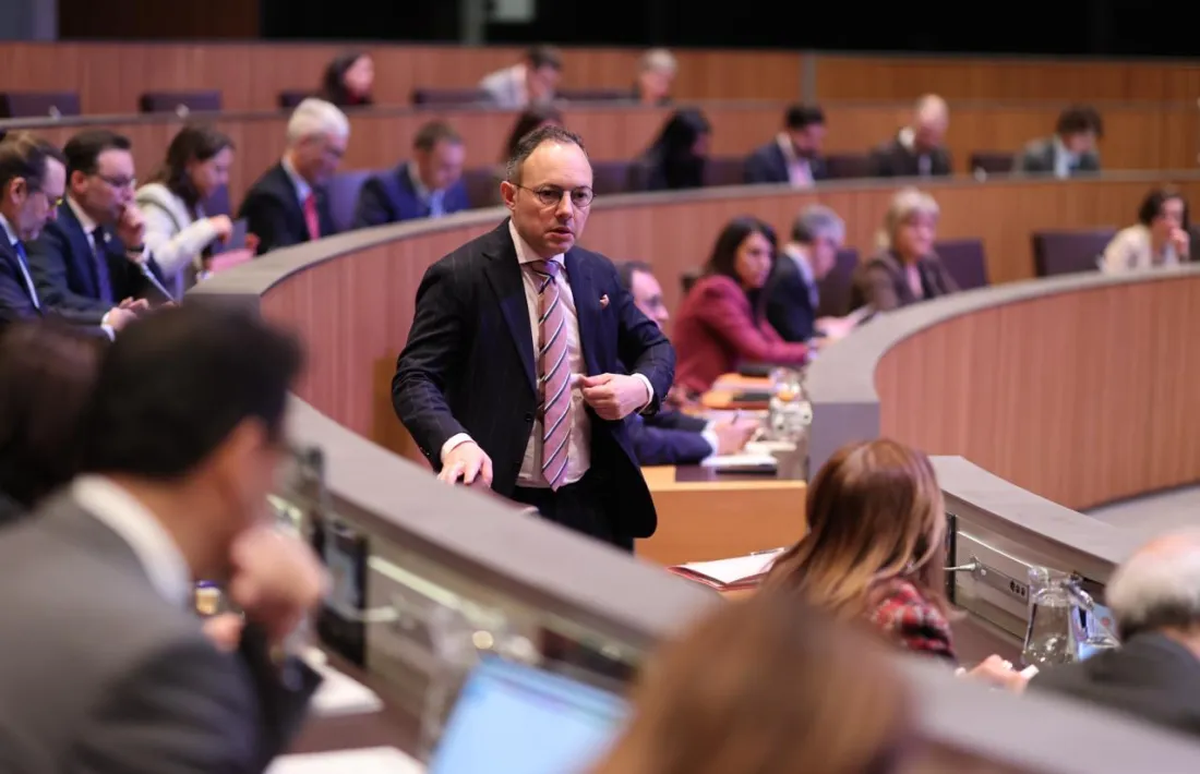 Espot arribant al lloc que té designat al Consell General.