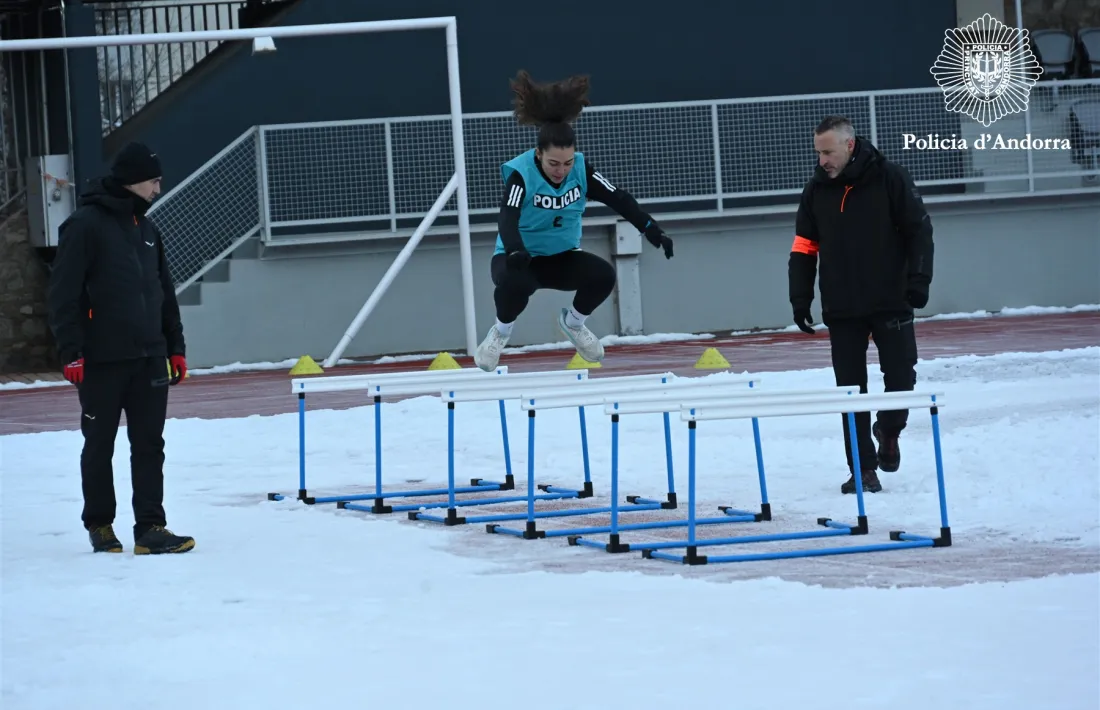 Una de les cinc dones candidates superant una de les proves.