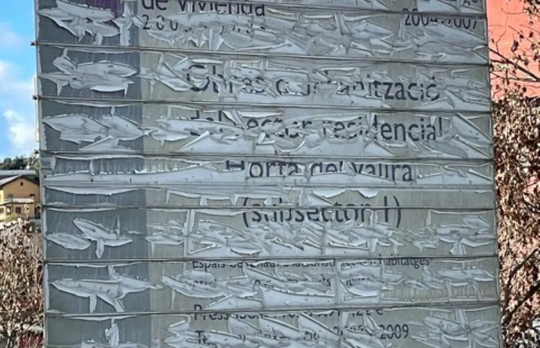   El rètol ha sobreviscut al pas del temps. 