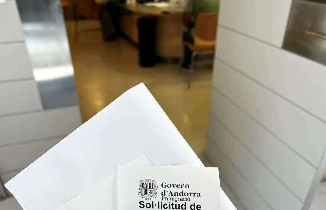 Una persona esperant per fer gestions davant el Servei d’Immigració.