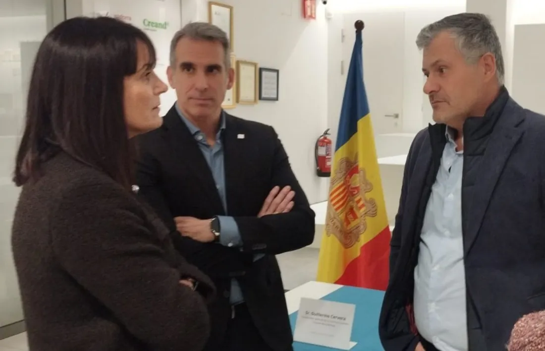 Mònica Bonell, Guillermo Cervera i Cèsar Marquina van firmar ahir el conveni de cessió del espai.
