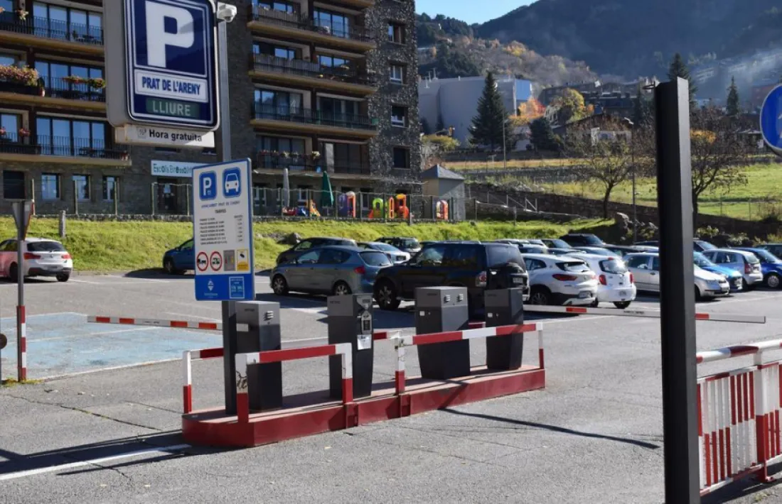 L'aparcament comunal del Prat de l'Areny situat al costat del Comú d'Encamp.