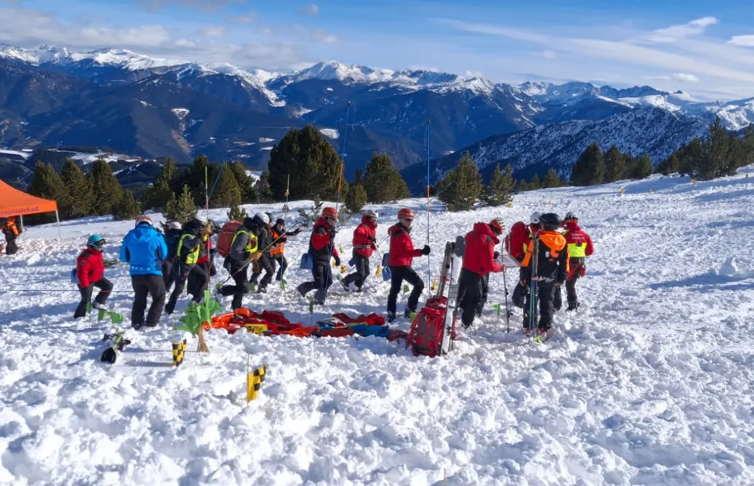 Equips d'emergències treballant en el simulacre nacional d'allaus.