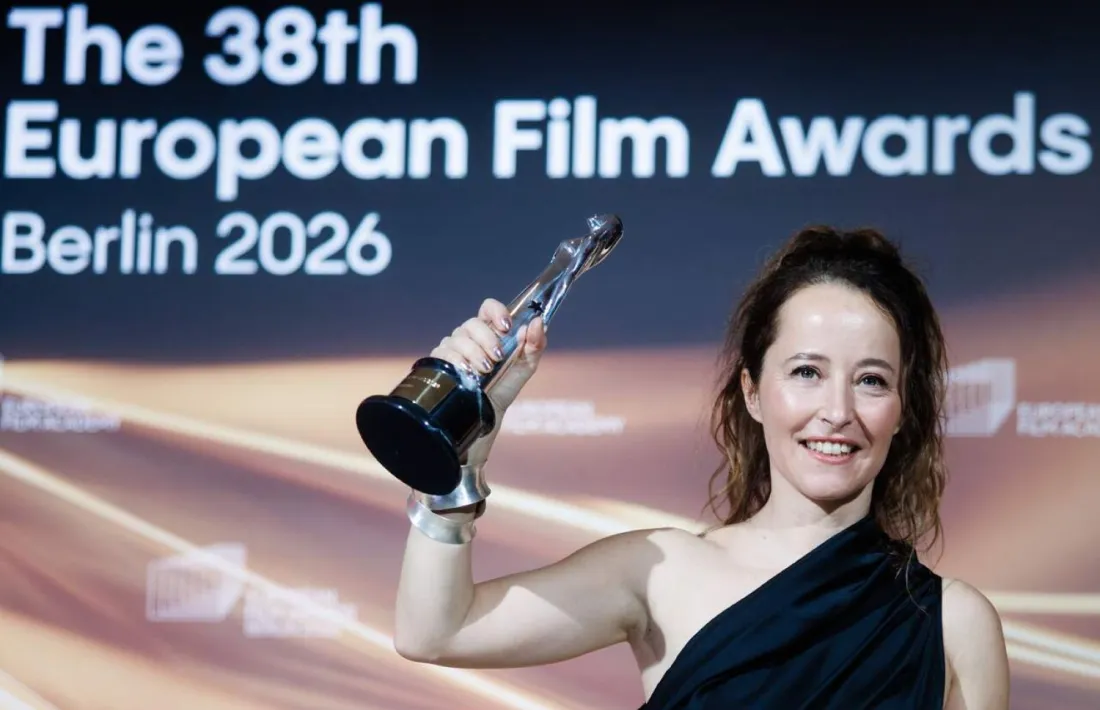 Laia Ateca, amb l’estatueta per la millor direcció d’art als premis EFA.