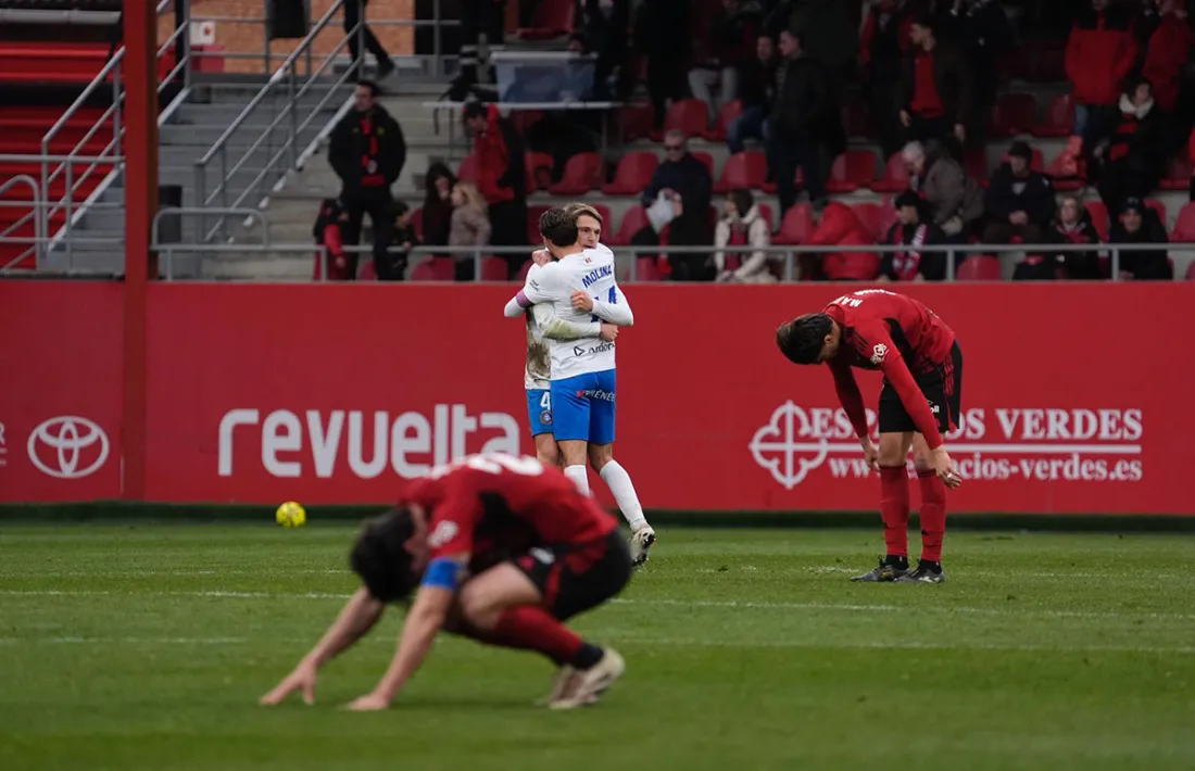 Sergio Molina i Gael Alonso celebren el 0 a 2 de l'FC Andorra a Anduva amb Juan Gutiérrez abatut.