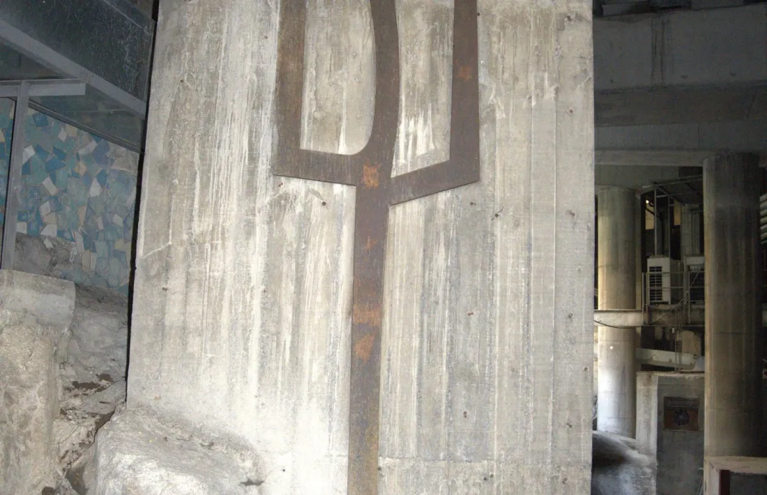 La serp d’acer de Grau-Garriga en un dels pilars del viaducte de Doctor Vilanova.