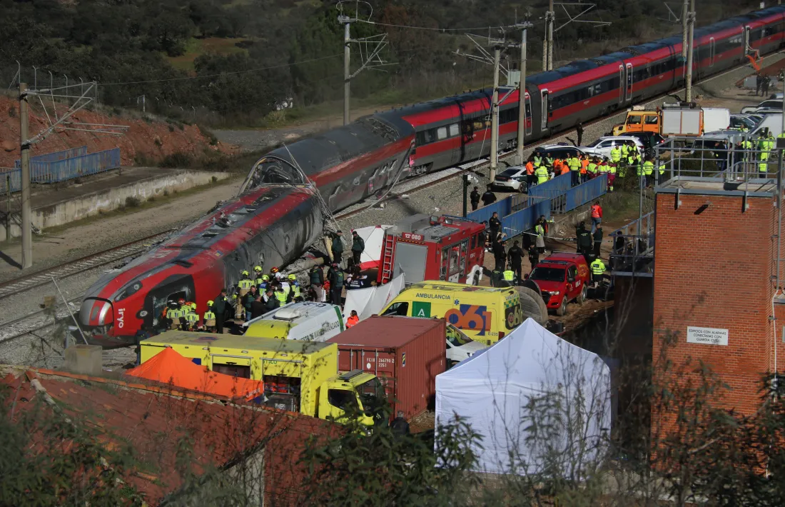 Un dels trens accidentats i el desplegament dels serveis d'emergències a Córdova.