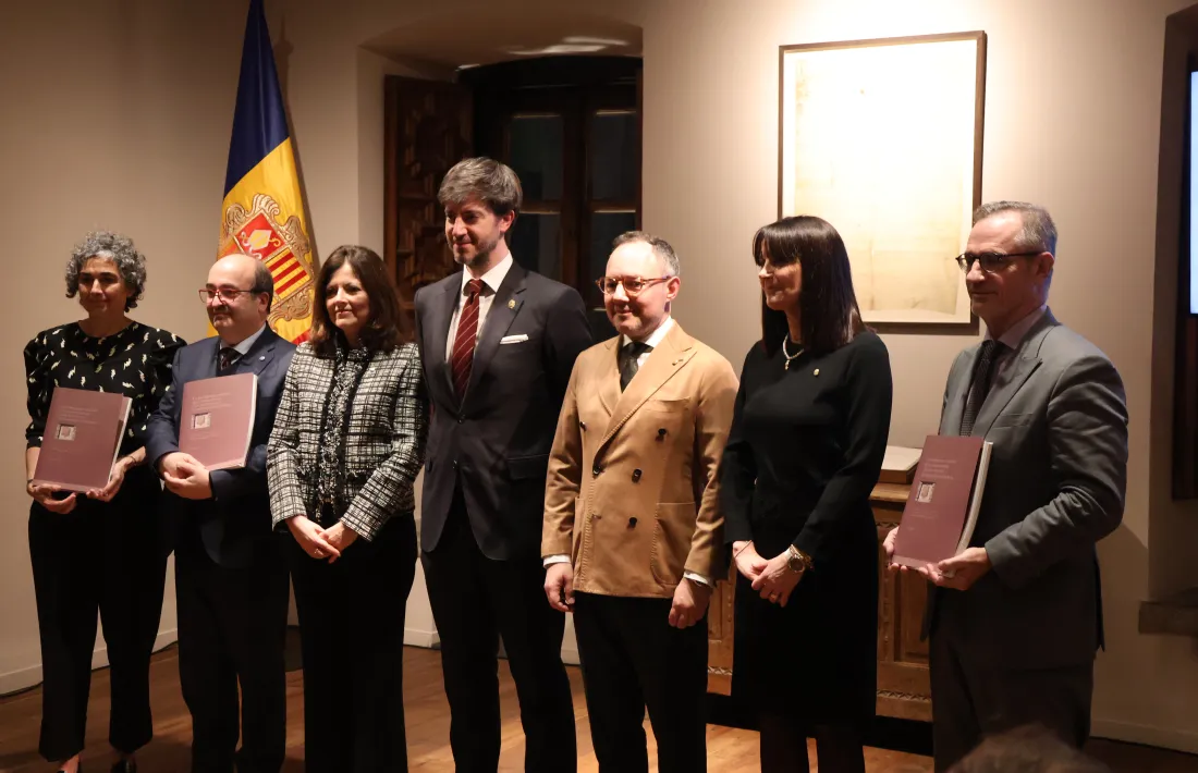 Les autoritats amb el memoràndum que es presentarà a la Unesco.