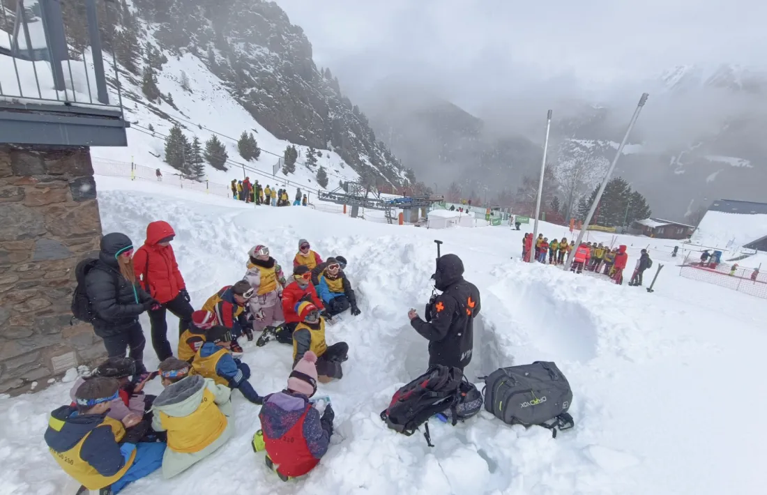 Un dels tallers de nivologia i allaus realitzats amb infants.