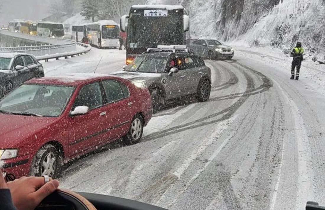 Un agent de circulació intervenint en el bloqueig de la Trava.