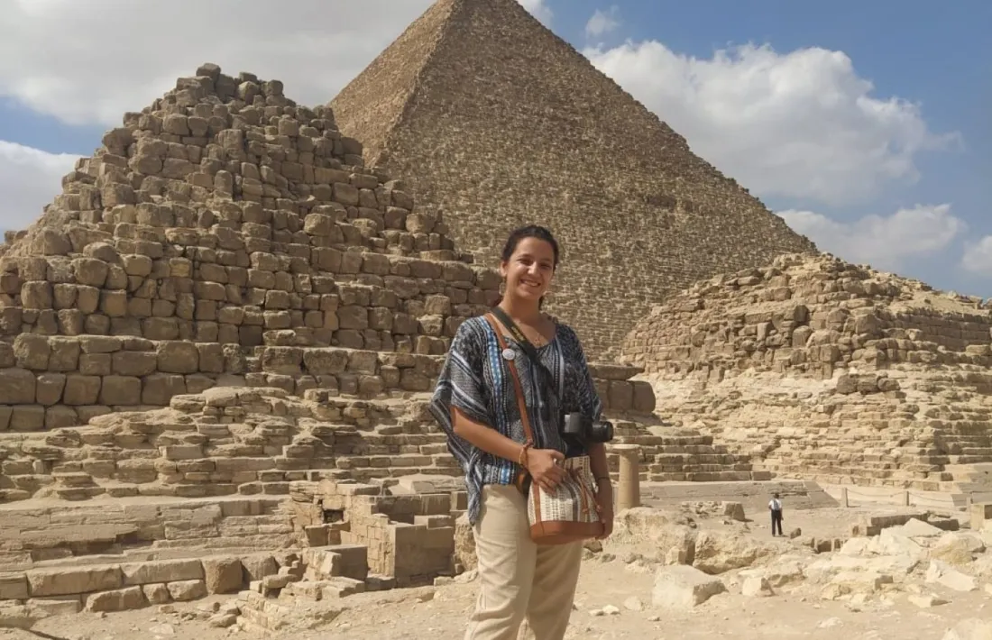L'egiptòloga escaldenca davant de la piràmide de Gizah, la tardor del 2022.