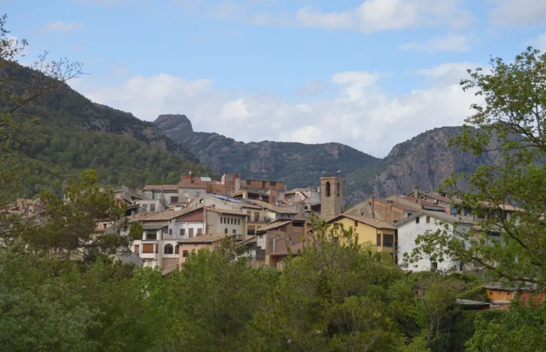 Vista de la població ara ja mil·lenària. 