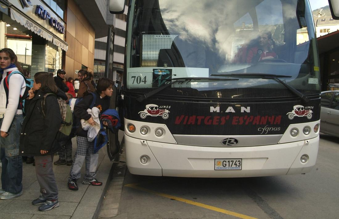 Educació estalvia mig milió del transport escolar en dos anys