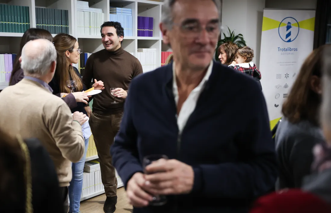 Jan Arimany, al fons, parla amb dos assistents a la celebració.