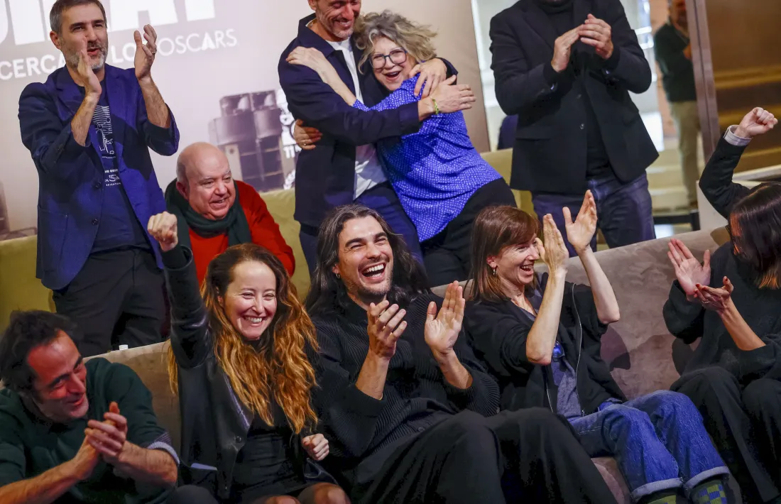 Laia Ateca, exultant, aixeca el braç en conèixer la nominació de 'Sirat' a millor pel·lícula estrangera.