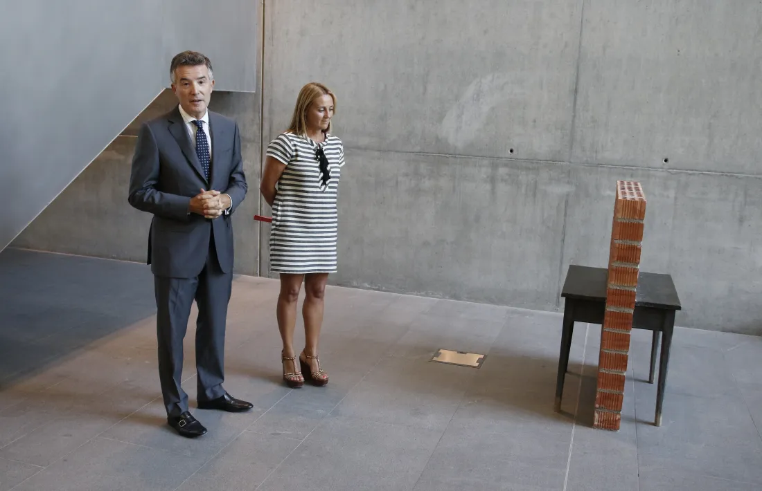 Andorra, Brossa, Capvespre, Incomunicació, Andorra Telecom, Olga Gelbaert, Vicenç Mateu, poema corpori, pema visual, escultura pública