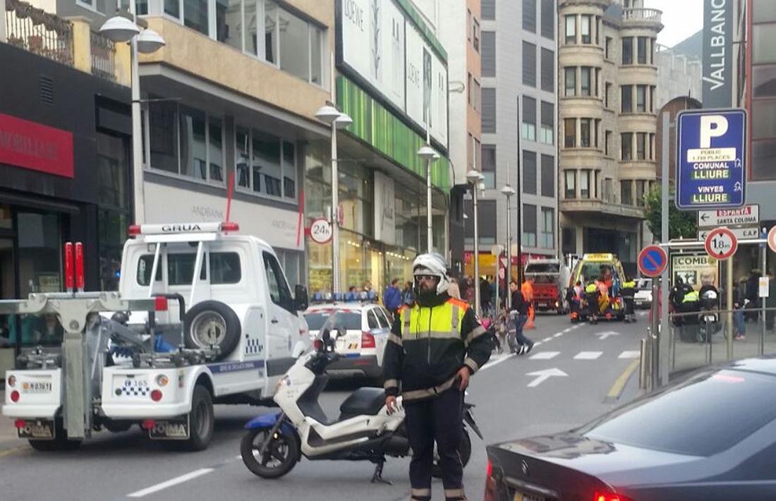 Dos motoristes resulten ferits en dos accidents de circulació a Andorra la Vella
