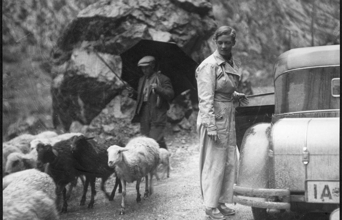 Retrat de Schwarzenbach amb pastor i ramat en algun lloc dels Pirineus, potser als túnels de la Massana; autoretrat de Breslauer  a Berlín (1933), i de nou, la novel·lista suïssa a bord del Mercedes descapotable, amb dues nenes i en algun lloc dels Pirineus.