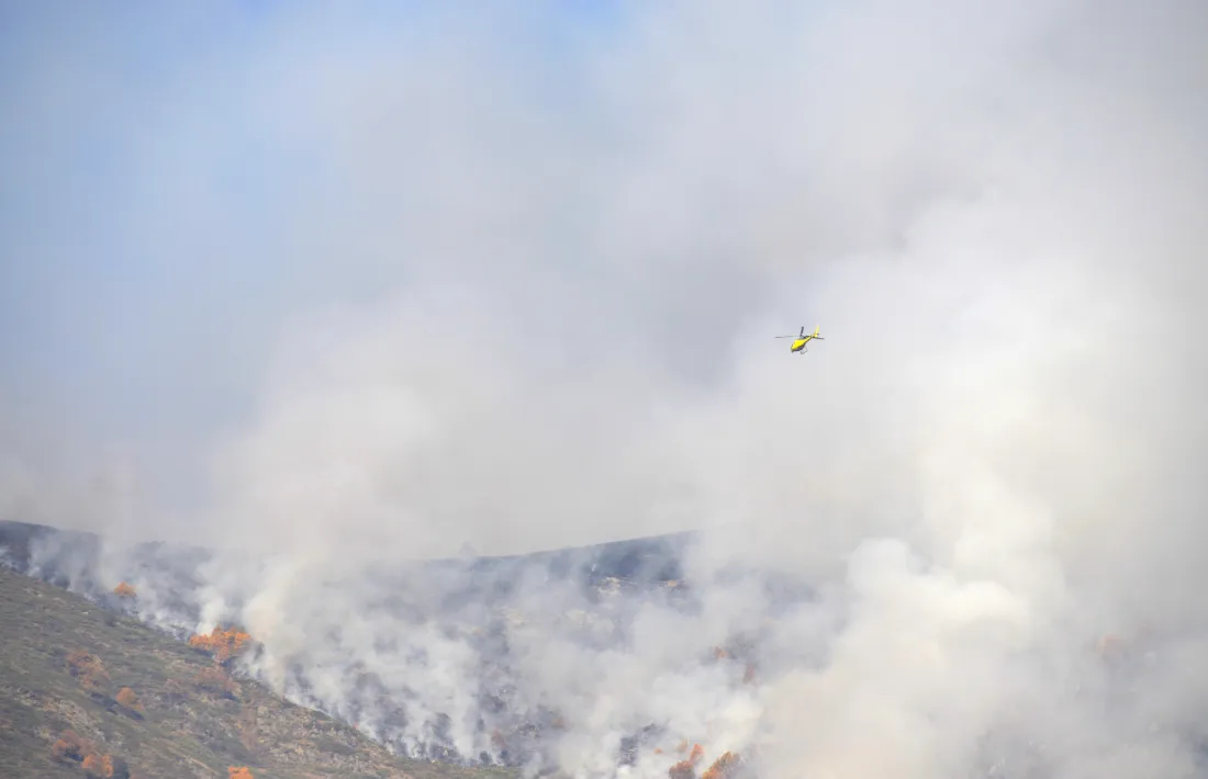 Els Bombers de la Generalitat reprenen les tasques d'extinció de l'incendi d'alta muntanya de la Guingueta d'Àneu