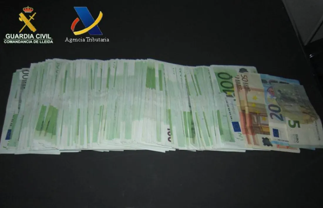 La guàrdia civil intervé 90.000 euros a tres persones quan marxaven d'Andorra