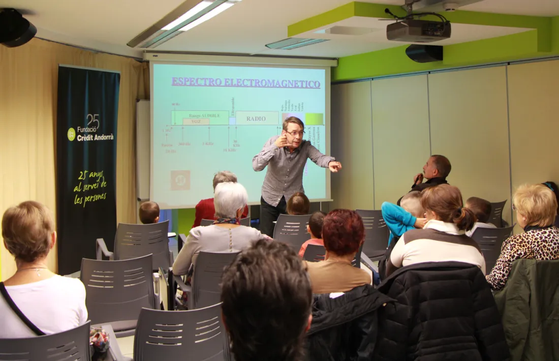 Diferents generacions descobreixen els sons de l'univers en un nou taller de L'espai