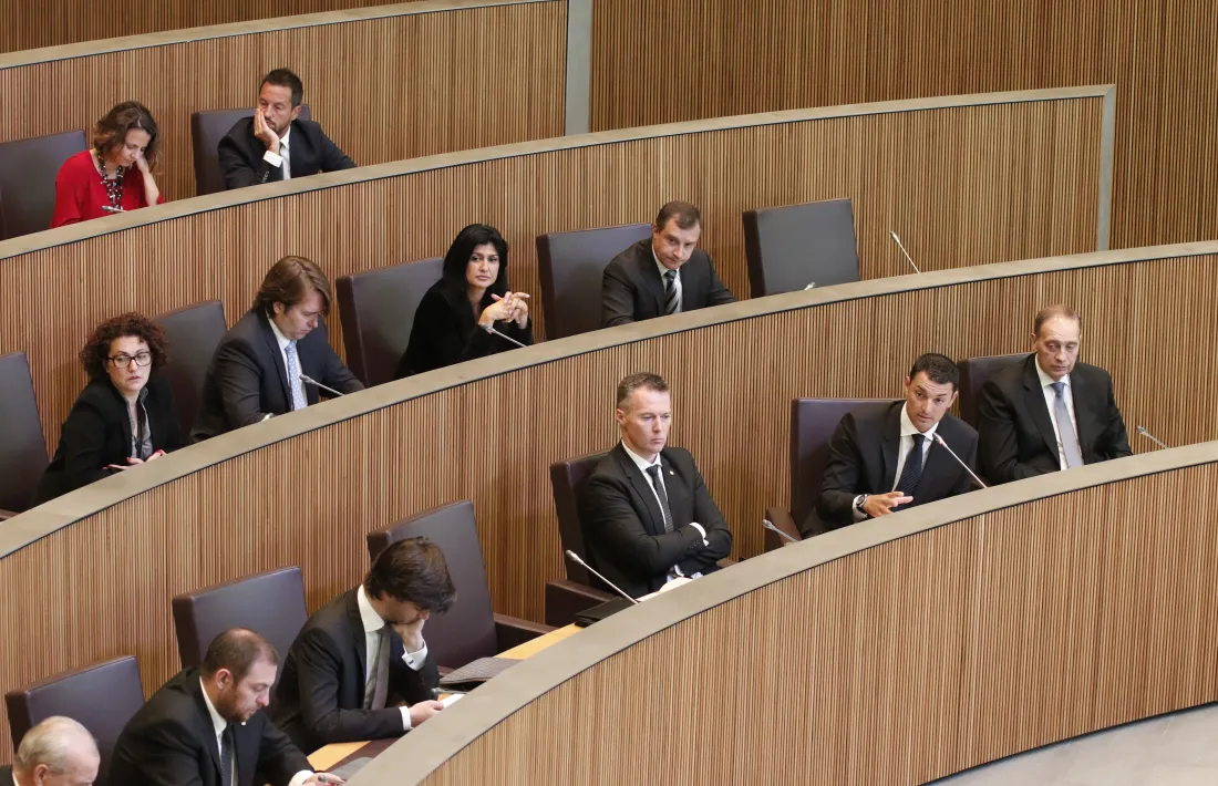 El grup liberal debat sobre la moció de censura, que descartarà presentar