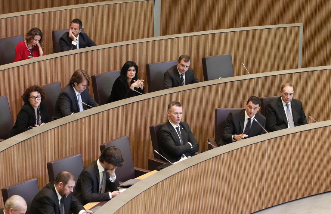 El grup liberal debat sobre la moció de censura, que descartarà presentar